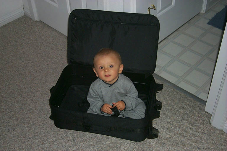 Asten_in_luggage_08-07-99